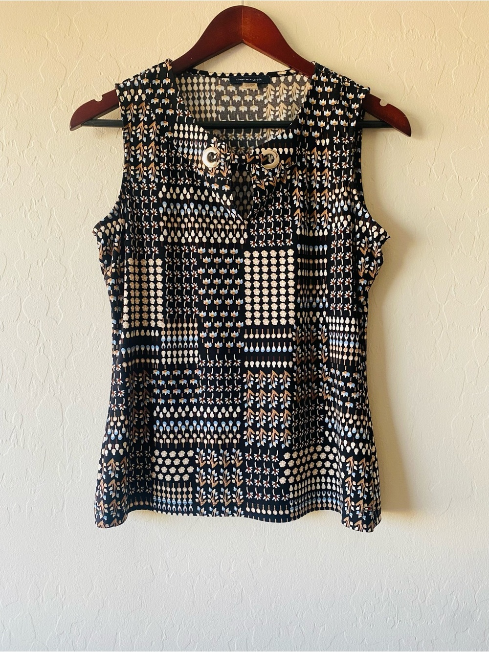 Tommy Hilfiger Sleeveless Geometric Floral Print Top in Black and Cream Size S